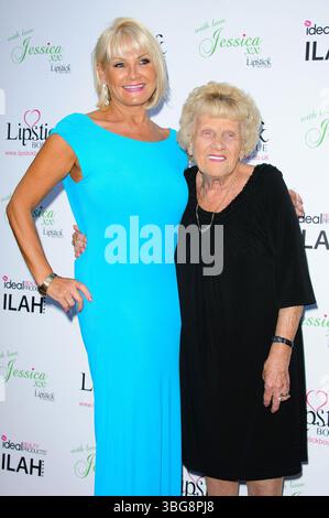 Carol Wright und Nanny Pat bei der Markteinführung von Jessica Wrights neuer Bekleidungslinie „Lipstick Boutique“ im Soho Sanctum Hotel in London - 21. August 2012 Stockfoto