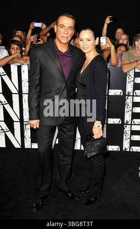 Jean-Claude Van Damme und Gladys Portugues bei der Premiere von „The Expendables 2“ im Grauman's Chinese Theater in Hollywood - 15. August 2012 Stockfoto