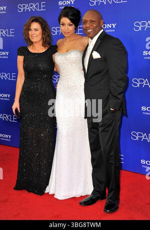 Jordin Sparks mit seinen Eltern Jodi und Phillippi Sparks bei der Premiere von „Sparkle“ im Grauman's Chinese Theater in Hollywood, Kalifornien - 16. August 2012 Stockfoto