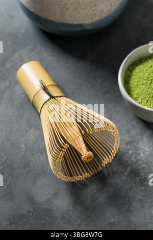 Teebesen aus Bambus Matcha aus Holz, gebrauchsfertig Stockfoto