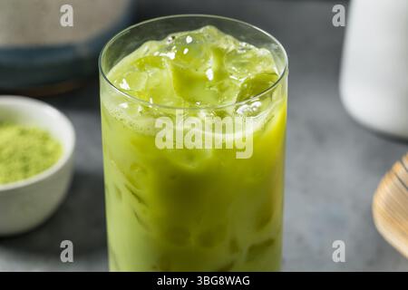Kalter, erfrischender japanischer Matcha-Grüntee mit Milch Stockfoto