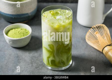Kalter, erfrischender japanischer Matcha-Grüntee mit Milch Stockfoto
