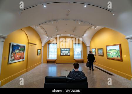 WASHINGTON, D.C. – die Helen D. and Donald J. Douglass Gallery des Smithsonian American Art Museum beherbergt die Ausstellung „Experience America“, in der Kunstwerke aus der Zeit der Großen Depression gezeigt werden. Die Galerie zeigt Gemälde, die von Präsident Franklin Roosevelts New Deal-Programmen in Auftrag gegeben wurden, in denen Künstler das amerikanische Leben von 1934 bis zum Zweiten Weltkrieg dokumentierten. Viele Stücke stammen aus dem Pilotprogramm von 1934, das Künstlern Arbeit bieten sollte, während andere davon stammen Stockfoto