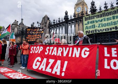 Rot gekleidete Demonstranten treffen sich zu einer Demonstration der Roten Linie für Palästina, die das Parlament umgab, die von der Palästinensischen Solidaritätskampagne am 4. Juni 2025 in London, Großbritannien, organisiert wurde. Es findet während der Fragen des Premierministers statt, in denen ein vollständiges Waffenembargo und Sanktionen gegen Israel gefordert wurden. Stockfoto