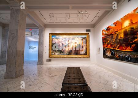 WASHINGTON DC – Thomas Morans ikonisches Ölgemälde „der Grand Canyon des Yellowstone“ (1893–1901) wird im Smithsonian American Art Museum ausgestellt. Die große Landschaft zeigt die dramatischen Ausblicke auf den Yellowstone-Nationalpark, Amerikas ersten Nationalpark. Moran, geboren 1837 in Bolton-le-Moor, England, wurde berühmt für seine idealisierten Darstellungen des amerikanischen Westens, die sowohl Naturschutzbemühungen als auch Tourismus beeinflussten. Das Gemälde repräsentiert das komplexe Erbe der amerikanischen Wildnis-Erhaltung, die oft indigene Völker ausschließt, die ursprünglich diese Gebiete bewohnten. Dies Stockfoto
