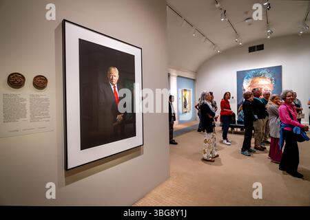 Offizielles Foto von Donald J. Trump, 45. Und 47. Präsident, in der National Portrait Gallery in Washington DC | WASHINGTON D.C., Vereinigte Staaten — Ein fotografisches Porträt von Donald J. Trump steht als Platzhalter in der Präsidentenausstellung der National Portrait Gallery, bis sein offizielles Gemälde fertiggestellt ist. Der Inkjet-Druck wurde 2017 von dem Fotografen Matt McClain aufgenommen und 2020 gedruckt. Trump ist nach Grover Cleveland der zweite Präsident, der nicht aufeinanderfolgende Amtszeiten innehat. Die Galerie im alten Patentamt beherbergt seit 1968 die Porträtsammlung des Präsidenten. Stockfoto