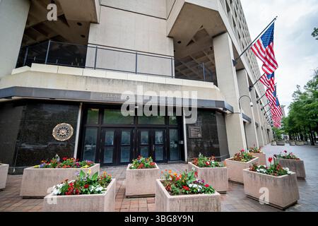 Eingang des FBI-Hauptquartiers an der Pennsylvania Avenue in Washington DC | WASHINGTON, D.C. — Der Eingang des J. Edgar Hoover FBI-Gebäudes, Hauptsitz des Federal Bureau of Investigation, befindet sich entlang der Pennsylvania Avenue im Zentrum von Washington. Entworfen von der Chicagoer Firma Charles F. Murphy und Associates, wurde die brutalistische Stahlbetonkonstruktion zwischen 1967 und 1975 für mehr als 126 Millionen Dollar errichtet – bei Fertigstellung das teuerste Bundesgebäude, das je erbaut wurde. Es erstreckt sich über den gesamten Block zwischen der 9th und 10th Streets NW und umfasst 2.800.876 Quadratfuß auf elf Geschoss Stockfoto