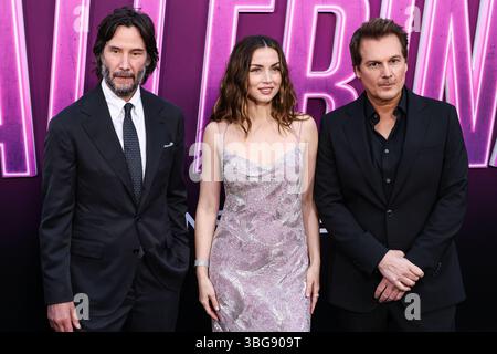 HOLLYWOOD, LOS ANGELES, KALIFORNIEN, USA - JUNI 03: Der kanadische Schauspieler und Musiker Keanu Reeves, die kubanisch-spanische Schauspielerin Ana de Armas und die amerikanische Filmregisseurin, Drehbuchautorin und Produzentin Len Wiseman kommen am 3. Juni 2025 zur Los Angeles Special Screening von Lionsgate’s „From the World of John Wick: Ballerina“, die am TCL Chinese Theatre IMAX in Hollywood, Los Angeles, Kalifornien, USA, stattfindet. (Foto: Xavier Collin/Image Press Agency) Stockfoto
