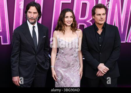 HOLLYWOOD, LOS ANGELES, KALIFORNIEN, USA - JUNI 03: Der kanadische Schauspieler und Musiker Keanu Reeves, die kubanisch-spanische Schauspielerin Ana de Armas und die amerikanische Filmregisseurin, Drehbuchautorin und Produzentin Len Wiseman kommen am 3. Juni 2025 zur Los Angeles Special Screening von Lionsgate’s „From the World of John Wick: Ballerina“, die am TCL Chinese Theatre IMAX in Hollywood, Los Angeles, Kalifornien, USA, stattfindet. (Foto: Xavier Collin/Image Press Agency) Stockfoto