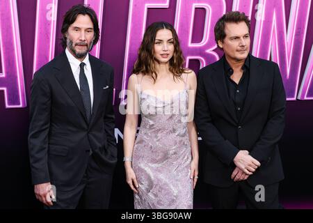 HOLLYWOOD, LOS ANGELES, KALIFORNIEN, USA - JUNI 03: Der kanadische Schauspieler und Musiker Keanu Reeves, die kubanisch-spanische Schauspielerin Ana de Armas und die amerikanische Filmregisseurin, Drehbuchautorin und Produzentin Len Wiseman kommen am 3. Juni 2025 zur Los Angeles Special Screening von Lionsgate’s „From the World of John Wick: Ballerina“, die am TCL Chinese Theatre IMAX in Hollywood, Los Angeles, Kalifornien, USA, stattfindet. (Foto: Xavier Collin/Image Press Agency) Stockfoto