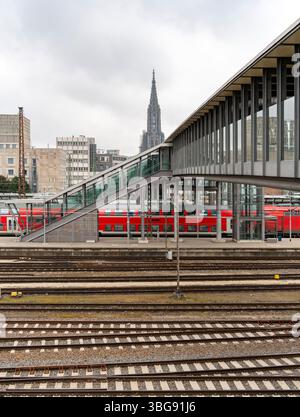 Eisenbahnlandschaft in Ulm, einer Stadt in Baden-Württemberg im Südwesten Deutschlands Stockfoto