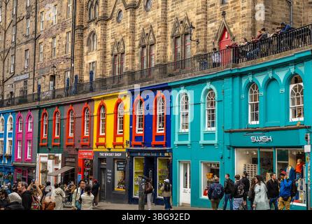 Farbenfrohe Geschäfte an der Victoria Street, einer berühmten historischen und geschwungenen Straße im Herzen der Altstadt von Edinburgh, Schottland. Stockfoto