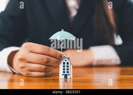 Hausversicherung und Sicherheitskonzept. Immobilienversicherung. Risiko einer Domino-Kette. Versicherungsrisikomanagement, Sachschutz, Finanzen Stockfoto