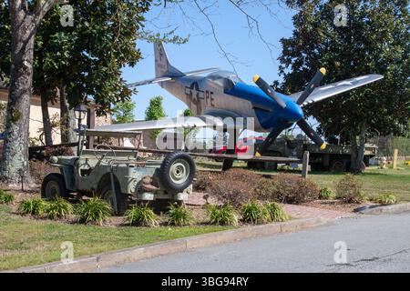 Speisen Sie wie ein Ass aus dem Zweiten Weltkrieg in Atlantas 57th Fighter Group, einem Flugrestaurant im Vintage-Hangar-Stil. Stockfoto