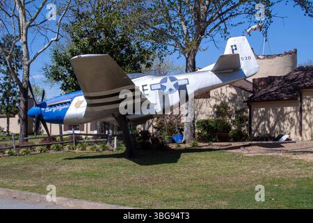 Speisen Sie wie ein Ass aus dem Zweiten Weltkrieg in Atlantas 57th Fighter Group, einem Flugrestaurant im Vintage-Hangar-Stil. Stockfoto