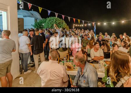 IOS, Griechenland - 7. September 2024 : Blick auf ein traditionelles Festival in iOS Griechenland, bei dem Einheimische und Touristen tanzen und die Heilige Maria feiern Stockfoto