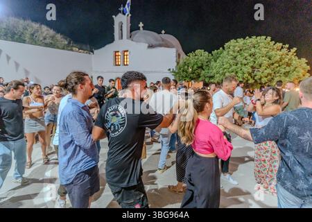 IOS, Griechenland - 7. September 2024 : Blick auf ein traditionelles Festival in iOS Griechenland, bei dem Einheimische und Touristen tanzen und die Heilige Maria feiern Stockfoto