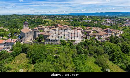 Luftaufnahme der mittelalterlichen ummauerten Stadt Pérouges im französischen Departement Ain bei Lyon in der Region Auvergne-Rhône-Alpes, Frankreich Stockfoto