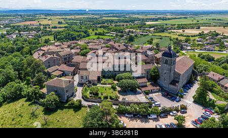 Luftaufnahme der mittelalterlichen ummauerten Stadt Pérouges im französischen Departement Ain bei Lyon in der Region Auvergne-Rhône-Alpes, Frankreich Stockfoto