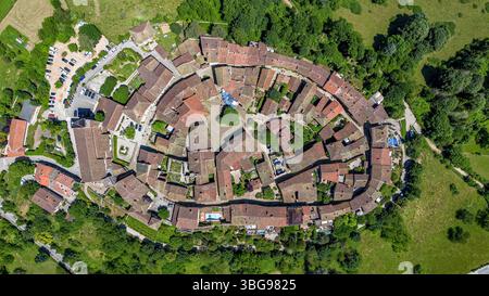 Blick von oben auf die mittelalterliche ummauerte Stadt Pérouges im französischen Departement Ain bei Lyon in der Region Auvergne-Rhône-Alpes, Frankreich Stockfoto