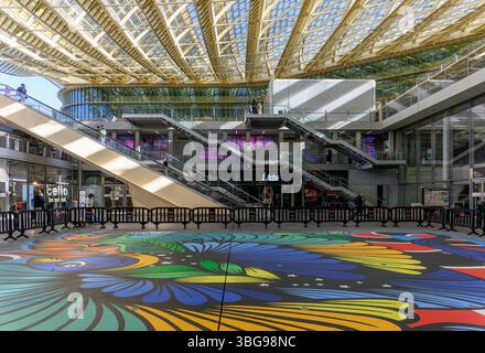 Das große gewellte Glasdach bedeckt das Einkaufszentrum Les Halles. Erbaut über den Zug- und U-Bahnhöfen Châtelet-Les-Halles unten. Abgeschlossen 2018. Stockfoto