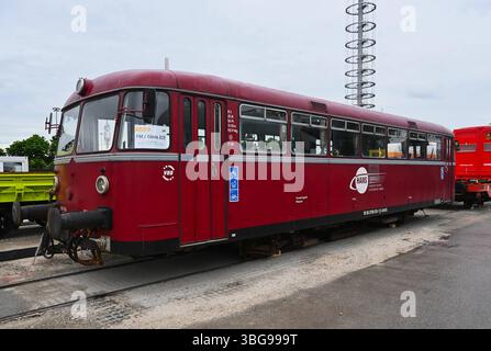 Messe München. Die Transportlogistik ist die weltweit größte Fachmesse für Logistik, Mobilität, IT und Supply Chain Management. Foto: Ehemaliger Uerdingen Triebwagen der DB Deutsche Bahn - im Einsatz bei HANS - Hanseatische Eisenbahn GmbH. Die Hanseatische Eisenbahn GmbH ist ein Eisenbahnverkehrsunternehmen, das 2014 aus der Personenverkehrssparte der Eisenbahngesellschaft Potsdam - kurz EGP hervorging. Die Gesellschaften gehören zur ENON GmbH, die in Putlitz im Nordwesten Brandenburgs ansässig ist *** die Messe München Transport Logistic ist die weltweit größte Fachmesse für Logistik, Mobilität, Stockfoto