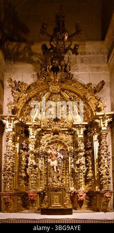 Eine Skulptur des Heiligen Michael, die ein Schwert auf Feuer schwindet, steht über dem Teufel in der Capilla de San Miguel Cáceres Co-Kathedrale der Heiligen Maria Caceres Spanien Stockfoto