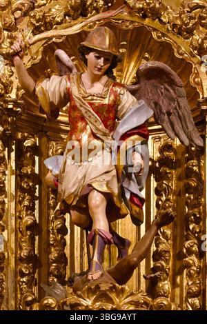 Eine Skulptur des Heiligen Michael, die ein Schwert auf Feuer schwindet, steht über dem Teufel in der Capilla de San Miguel Cáceres Co-Kathedrale der Heiligen Maria Caceres Spanien Stockfoto