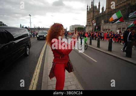 London, Großbritannien. Juni 2025. Bei der Nothilfe-Demonstration für Palästina, an der Tausende Menschen mit Menschlichkeit teilnahmen, wurde die "Rote Linie für Palästina - Waffenembargo und Sanktionen jetzt" während der Befragung im Parlament hervorgehoben. Wenn man sich das anschaut, sind die Menschen der Demokratie auch Komplizen am Völkermord, da sie für die Regierung stimmen, die auch der größte Waffenlieferant für Israel, London, Großbritannien ist Husam Zomlot, Leiter der palästinensischen Mission, Vereinigtes Königreich. (Foto von 李世惠/siehe Li/Picture Capital) Credit: Siehe Li/Picture Capital/Alamy Live News Stockfoto