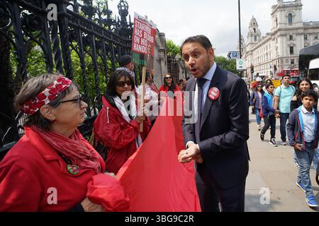 London, Großbritannien. 4. Juni 2025: Shockat Adam Abgeordneter - Parlamentsabgeordneter für Leicester Süd bei der Nothilfe-Demonstration für Palästina, an der Tausende von Menschen mit Menschlichkeit teilnahmen, hob während der Befragung im Parlament die „Rote Linie für Palästina - Waffenembargo & Sanktionen Now“ hervor. Wenn man sich das anschaut, sind die Menschen der Demokratie auch Komplizen am Völkermord, da sie für die Regierung stimmen, die auch der größte Waffenlieferant für Israel, London, Großbritannien ist Husam Zomlot, Leiter der palästinensischen Mission, Vereinigtes Königreich. (Foto von 李世惠/siehe Li/Picture Capital) Stockfoto