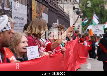 London, UK, 4. Juni 2025. 1000 Menschen bildeten während der PMQ eine riesige rote Linie um das Parlament, die ein vollständiges Waffenembargo und Sanktionen gegen Israel forderte, da das Leid im Gazastreifen weiter andauert. Kredit : Monica Wells/Alamy Live News Stockfoto