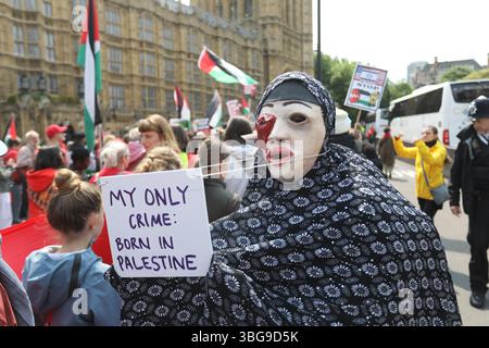 London, UK, 4. Juni 2025. 1000 Menschen bildeten während der PMQ eine riesige rote Linie um das Parlament, die ein vollständiges Waffenembargo und Sanktionen gegen Israel forderte, da das Leid im Gazastreifen weiter andauert. Kredit : Monica Wells/Alamy Live News Stockfoto