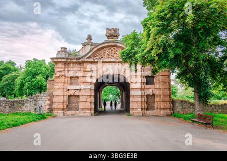 Das Tor Karls VI. Befindet sich innerhalb der mittelalterlichen nordöstlichen Stadtmauer der Unterstadt in der Belgrader Festung in Belgrad, Serbien. Stockfoto