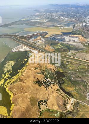 Blick auf die Salzteiche in der San Francisco Bay aus der Sicht des Überflugs. Stockfoto