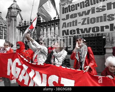 London, Großbritannien. 4. Juni 2025, Teilfarbe. London, Houses of Parliament. Tausende von Demonstranten, die rot tragen, umgeben das parlament, um ein Waffenembargo für Israel zu fordern und eine symbolische rote Linie gegen Israels Hunger an der Bevölkerung von Gaza zu ziehen. Quelle: Leo Bild/Alamy Live News Stockfoto