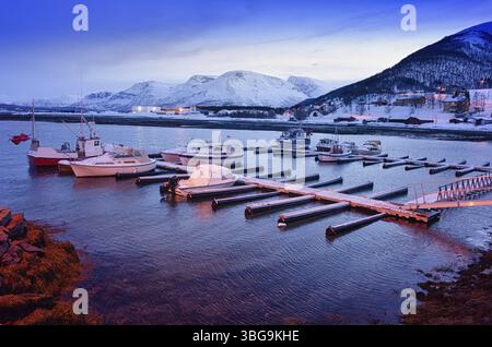 Wunderschöne Winterlandschaft, Sonnenuntergang oder Sonnenaufgang in Bergen und Fjorden Stockfoto