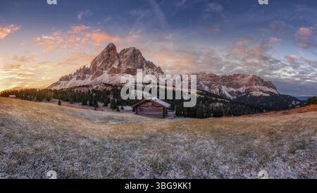 Passo Erbe unter dem Berg Peitlerkofel oder Sass de Putia vor Sonnenaufgang mit Holzhütte Stockfoto