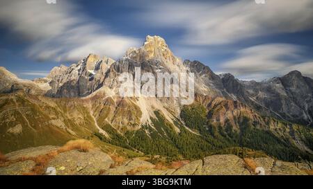 Der Berg Cimon delle Pala oberhalb des Passo Rolle mit weißen Wolken Stockfoto