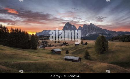 Seiser Alm, Sassolungo a Sassoplatto am Morgen vor Sonnenaufgang Stockfoto