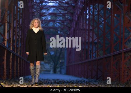 Porträt einer blonden Frau mittleren Alters in der Abenddämmerung Stockfoto