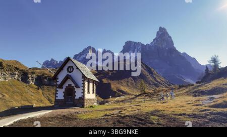 Berg Cimon delle Pala oberhalb des Passo Rolle mit Kapelle Chiesetta di Passo Rolle Stockfoto