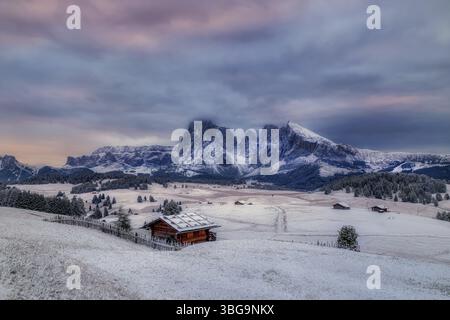 Schneebedeckte Seiser Alm, Sassolungo a Sassoplatto vor Sonnenaufgang Stockfoto