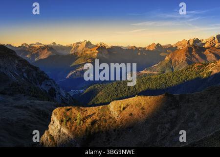 Blick vom Passo Giau auf das Dorf Colle Santa Lucia nach Sonnenaufgang Stockfoto