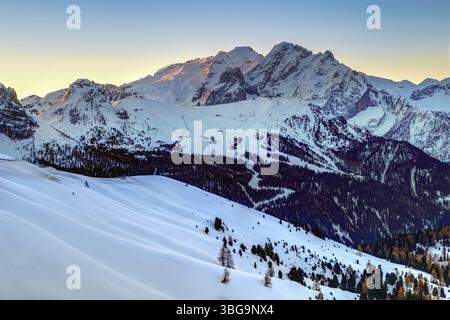Winterlandschaft in Passo Role vor Sonnenaufgang im Winter Stockfoto