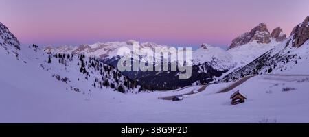 Winterlandschaft in Passo Role vor Sonnenaufgang im Winter Stockfoto