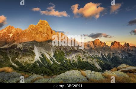 Der Berg Cimon delle Pala oberhalb des Passo Rolle mit roten Wolken bei Sonnenuntergang Stockfoto