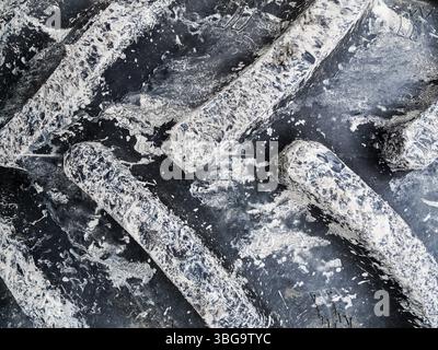 Format-Füllansicht eines Traktorreifens mit Schlammspuren Stockfoto