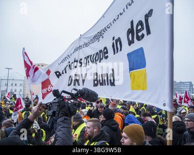 Berlin, Deutschland - 13. Februar 2025: Warnstreik der VER.DI gewerkschaft und Mitarbeiter des öffentlichen Sektors vor dem Finanzministerium in Berlin mit Stockfoto