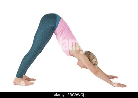 Bild der Yoga-Serie: Ganzkörper-Seitenprofil einer blonden Frau mittleren Alters, die die Yoga-Übung Hund (Adho Mukha Svanasana), Position 5: Hand durchführt Stockfoto