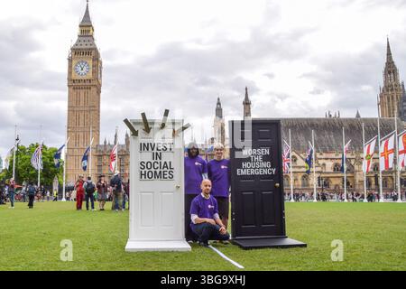London, Großbritannien. Juni 2025. Aktivisten von Wohnungs- und Obdachlosenorganisationen Shelter, Crisis und Centre Point treffen sich auf dem Parlamentsplatz und fordern die Regierung auf, in soziale Häuser zu investieren. Quelle: Vuk Valcic/Alamy Live News Stockfoto